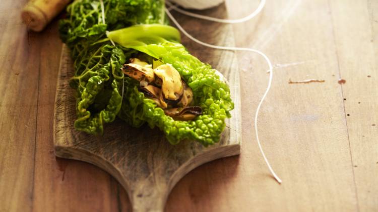 Mussels in cabbage papillote