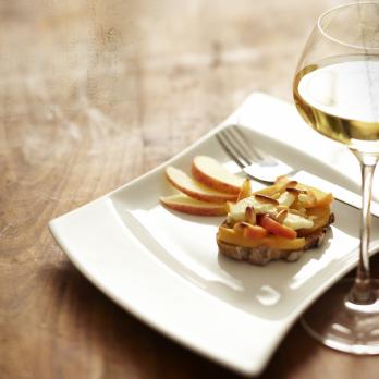 Fresh goat cheese with apples and honey