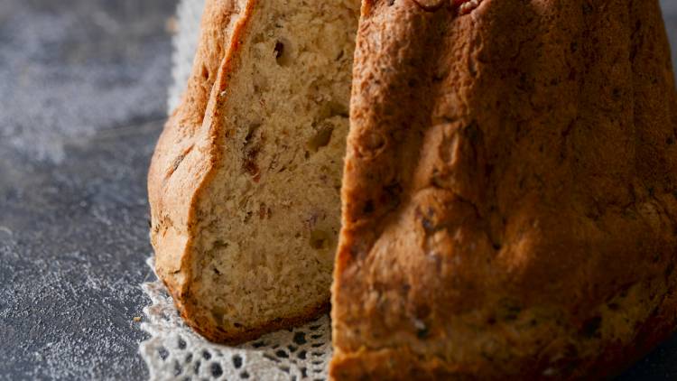 Savoury kugelhopf with walnuts and lardons