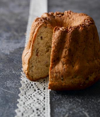 Savoury kugelhopf with walnuts and lardons