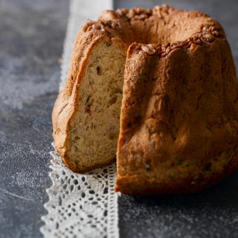 Savoury kugelhopf with walnuts and lardons